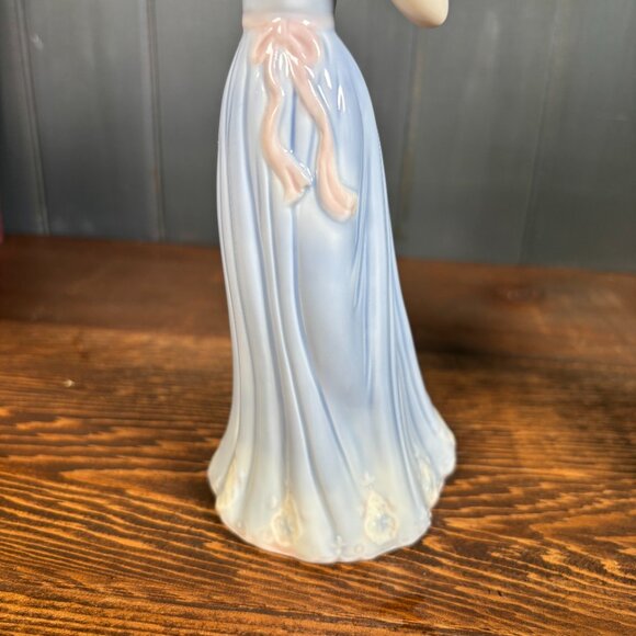 House of Lloyd Gathering Flowers Porcelain Figurine - Picture 11 of 13